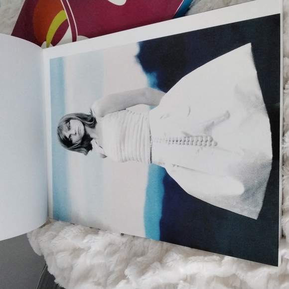 Authentic Chanel book of photos from Spring Collection of 2000 (17" x 12") - Picture 5 of 15